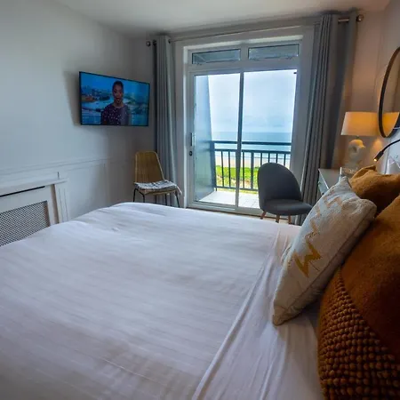 فندق The Cliff House بالي بورنيون